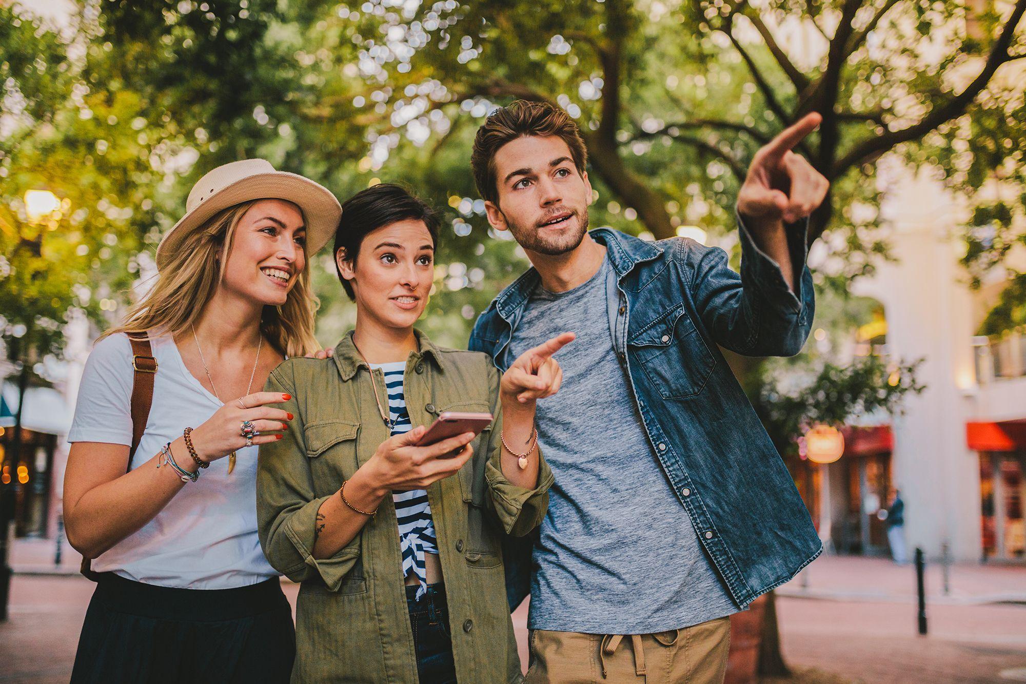 City-Walk-Tour-Group-Friends.jpg